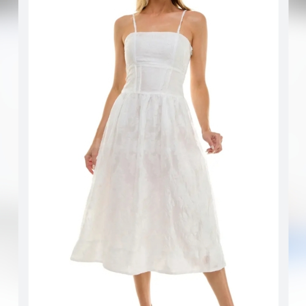 Socialite New Textured White Fabric The dress is entirely white and feature Sz L